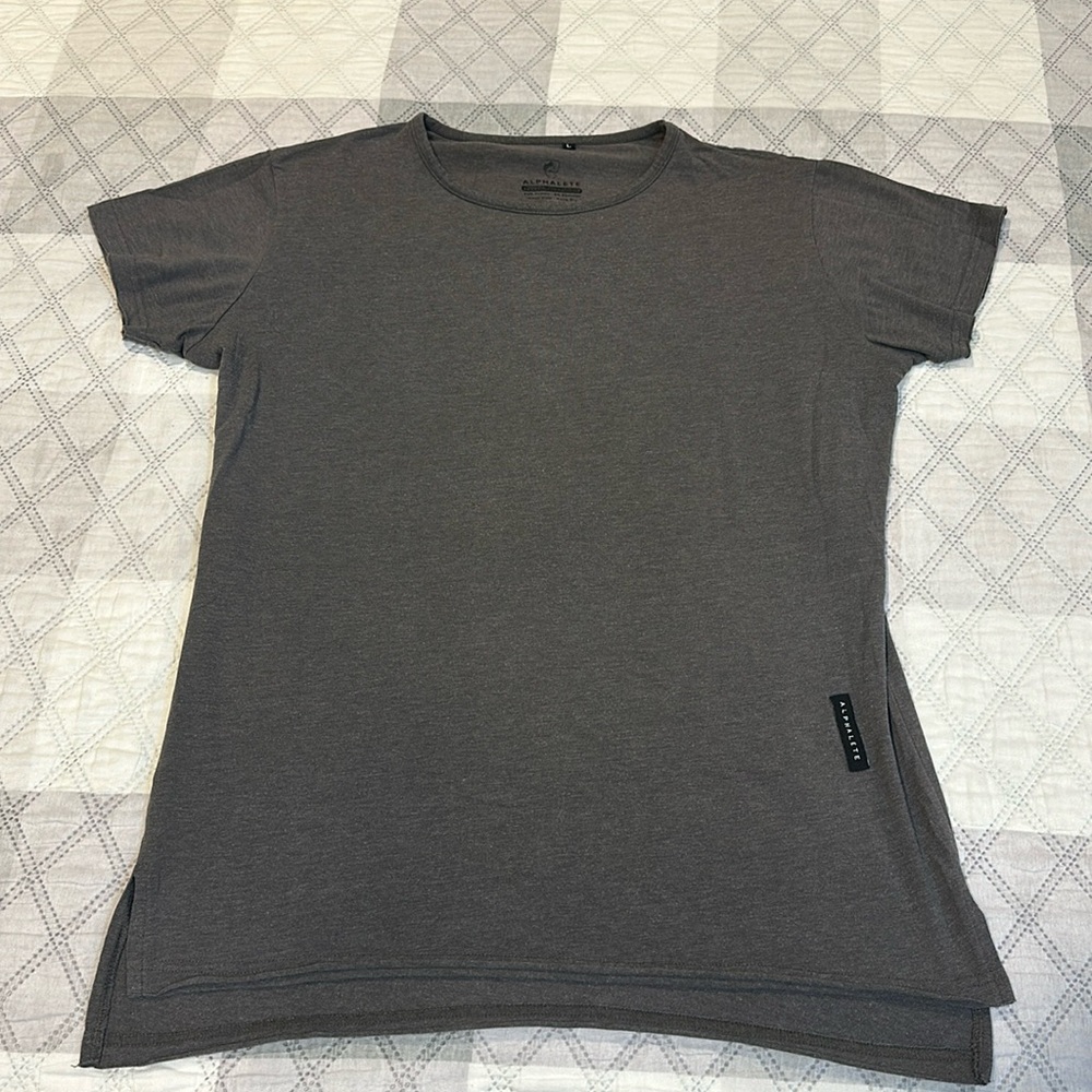 Alphalete short Sleeve longline shirt size large